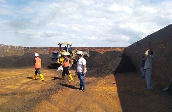 sejumlah-pekerja-berada-di-dalam-kapal-tongkang-saat-peoses-loading-di-kuala-langsa