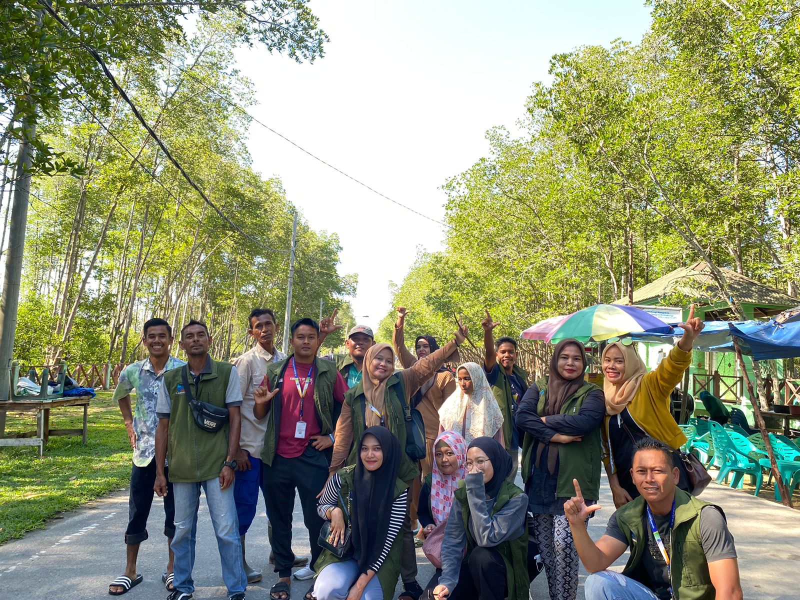 Gotong Royong Bersama Pekerja Ekowisata Hutan Mangrove Kuala Langsa
