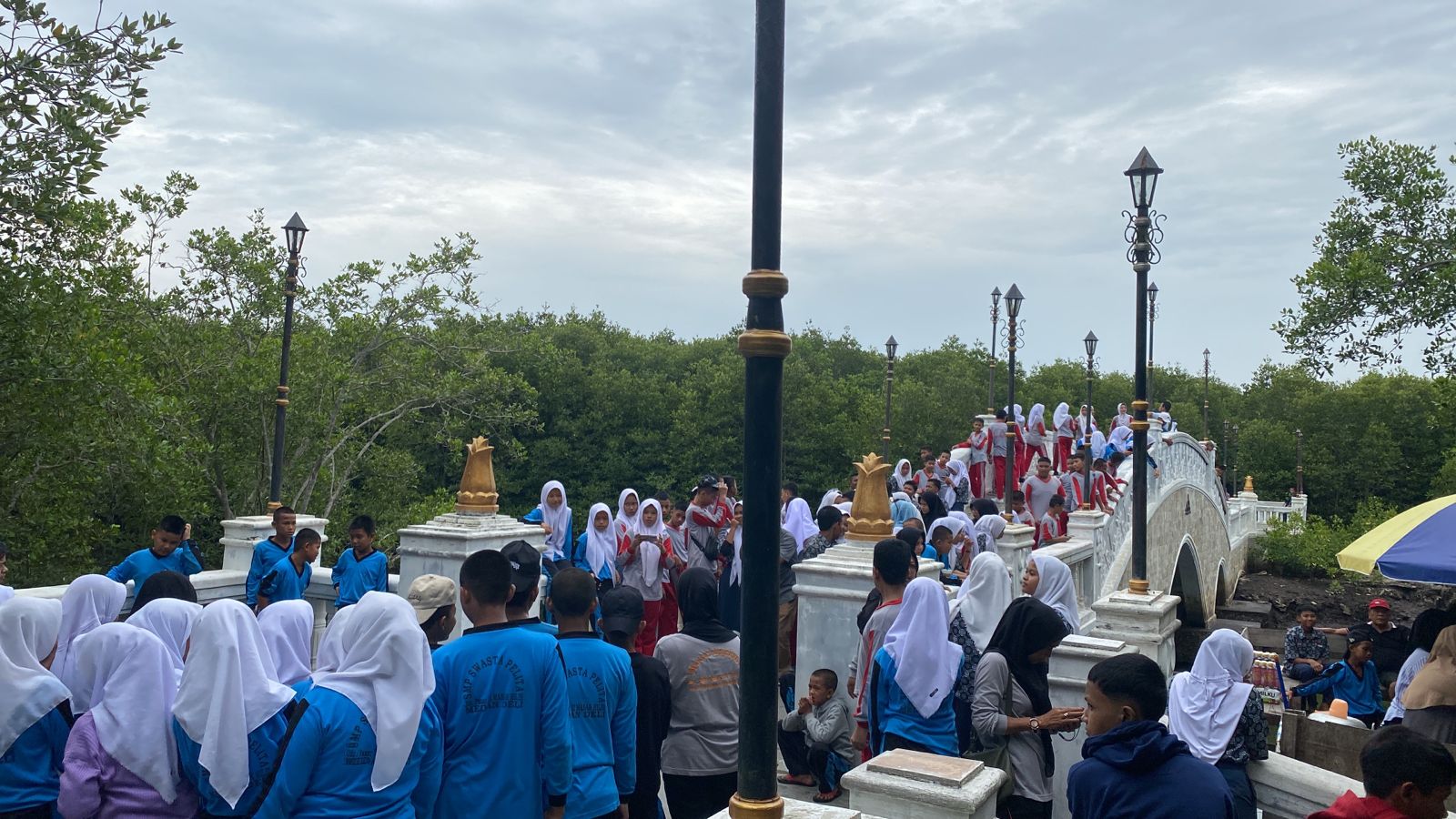 PELAJAR SMP SWASTA PELITA MEDAN KUNJUNGI EKOWISATA HUTAN MANGROVE KUALA LANGSA