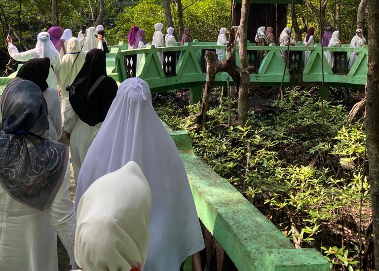 Jamaah Pengajian MT Zaysh Al-Misa Medan Kunjungi Ekowisata Hutan Mangrove Kuala Langsa