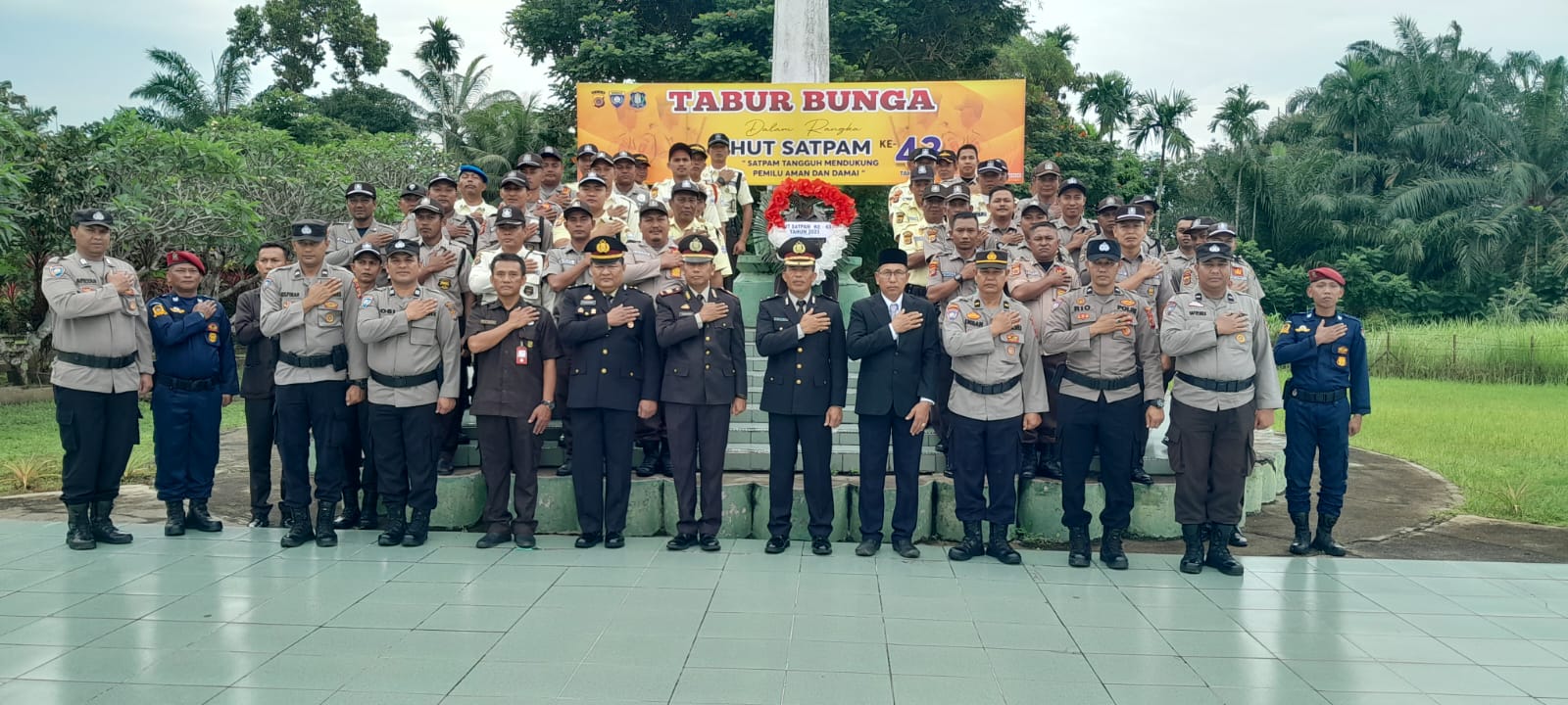 Direktur Utama PT Pekola Hadiri Upacara Tabur Bunga Dan Donor Darah Dalam Rangka Hut Satpam Ke 43