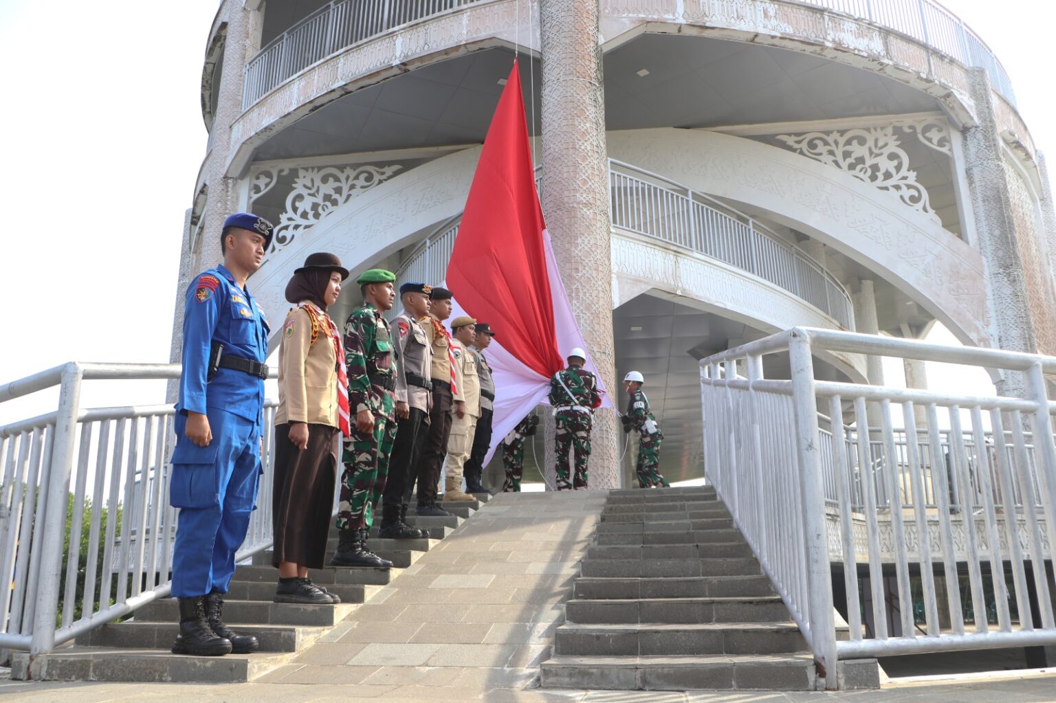 Pengibaran Bendera Merah Putih Raksasa di Menara Mangrove Forest Park Menyambut Hari Kemerdekaan