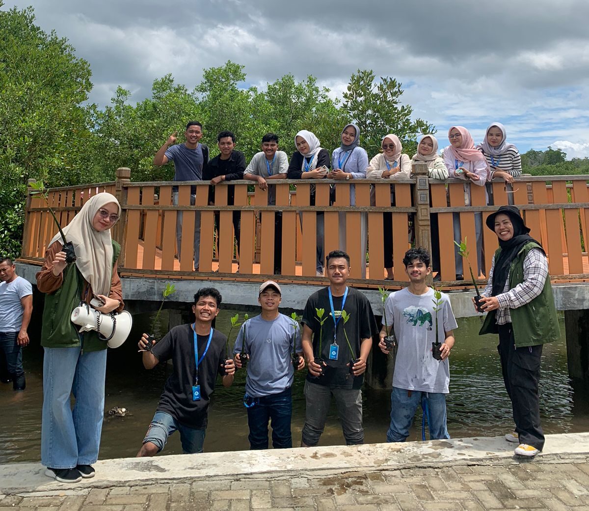 Penanaman Bibit Mangrove oleh PEMA UNSAM di Mangrove Forest Park Kota Langsa