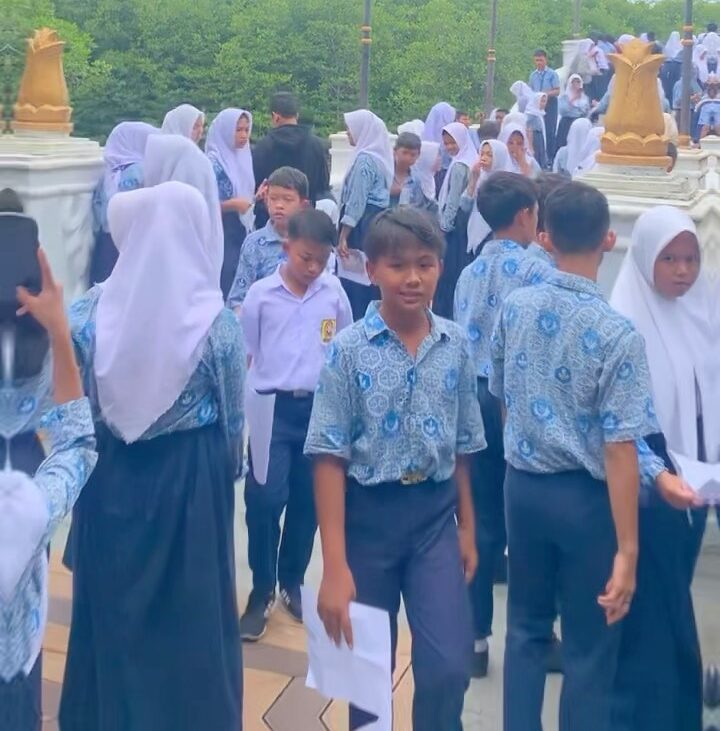 Siswa/i SMP Swasta PAB 9 Klambir V Gelar Study Tour dan Penanaman Bibit Mangrove di Mangrove Forest Park Kota Langsa