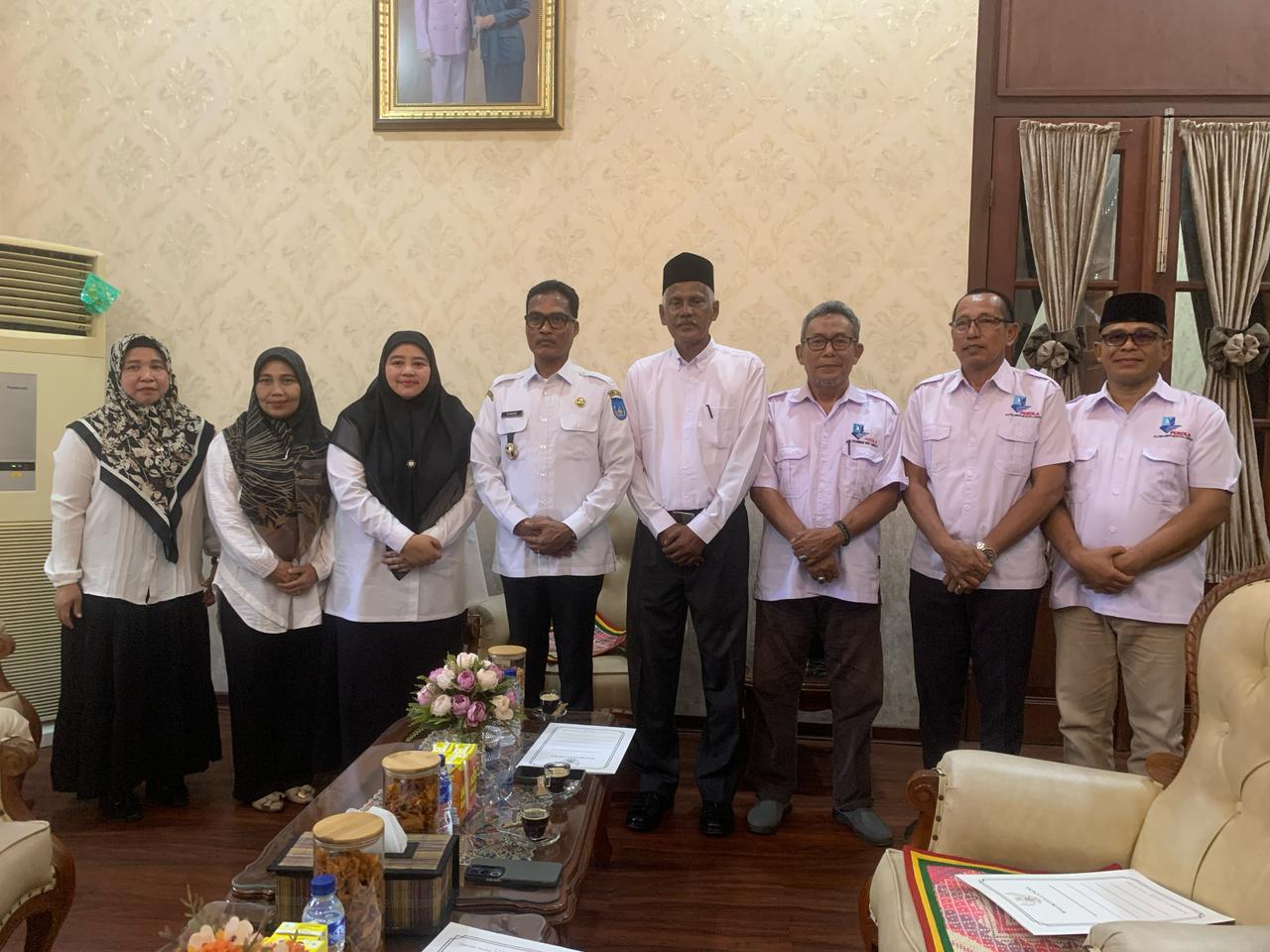 Pj Wali Kota Langsa Serahkan SK Komisaris dan Direksi PT Pelabuhan Kota Langsa (Perseroda) Masa Bakti 2025-2030